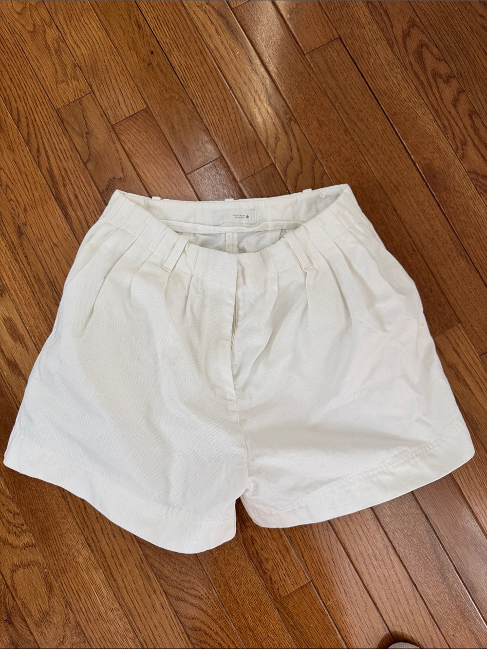 Zara White High-Waist Pleated Women’s Shorts